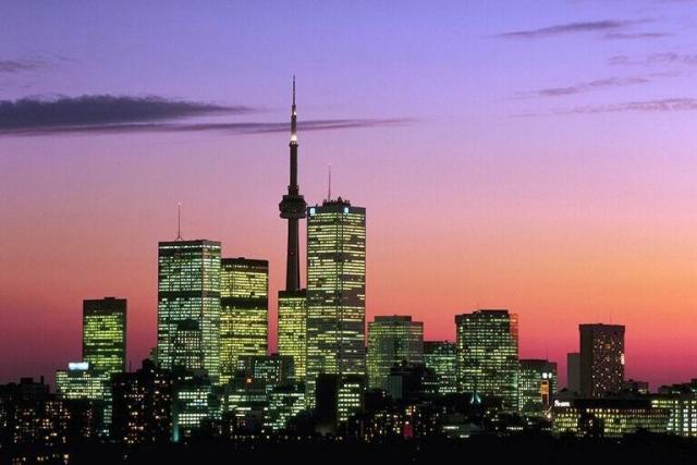 фото ночного Торонто с телебашней Си-Эн Тауэр