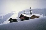 Фото домиков в снегу на фоне горы