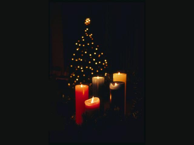 Заставка с горящими свечами у новогодней елки