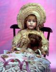 Кукла с плюшевым мишкой за столом