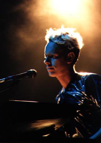 Фото Мартина Гора на концерте за синтезатором