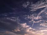 图片阴天的天空，被太阳照亮