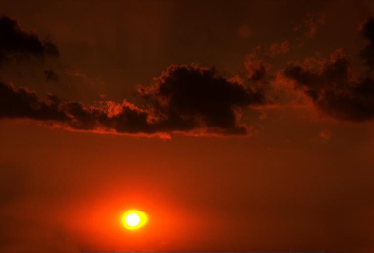 Red clouds before sunset - Tomorrow will be a windy