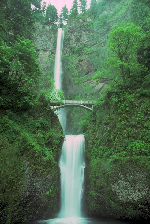 照片比山瀑布小桥