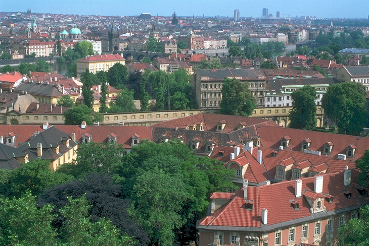 вид города с крыши высотного дома