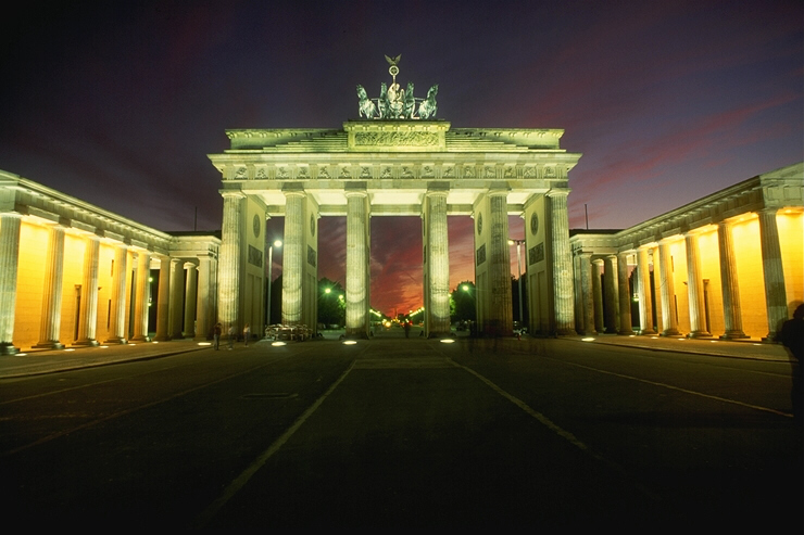 Images Brandenburg Gate in Berlin at night