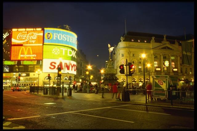 фото ночного Лондона с London Pavilion и Piccadilly Circus