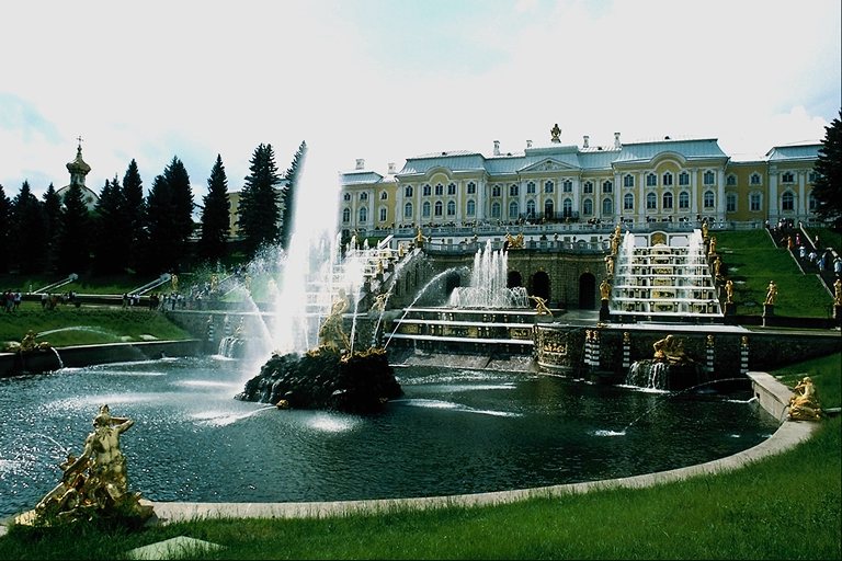 Park Fountain Peterhof in St. Petersburg