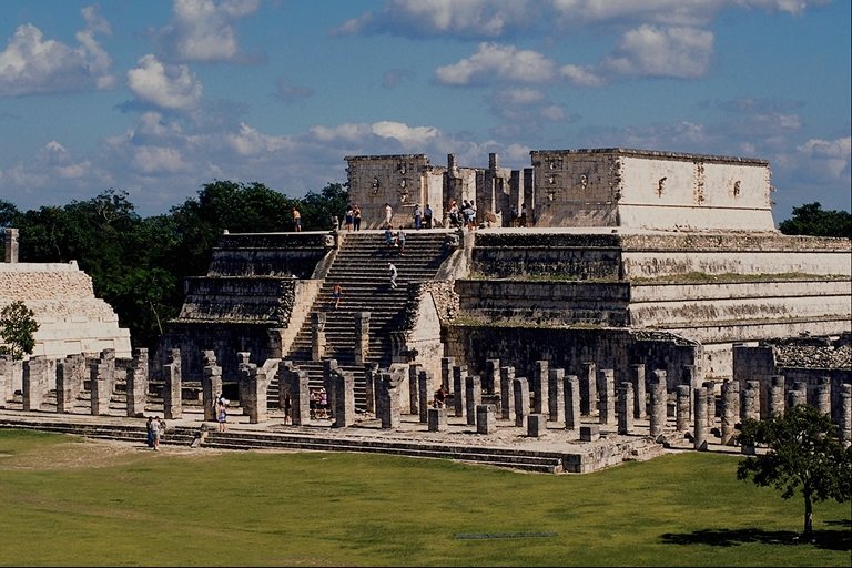 image of the temple of warriors at Chichen Itza Mayan