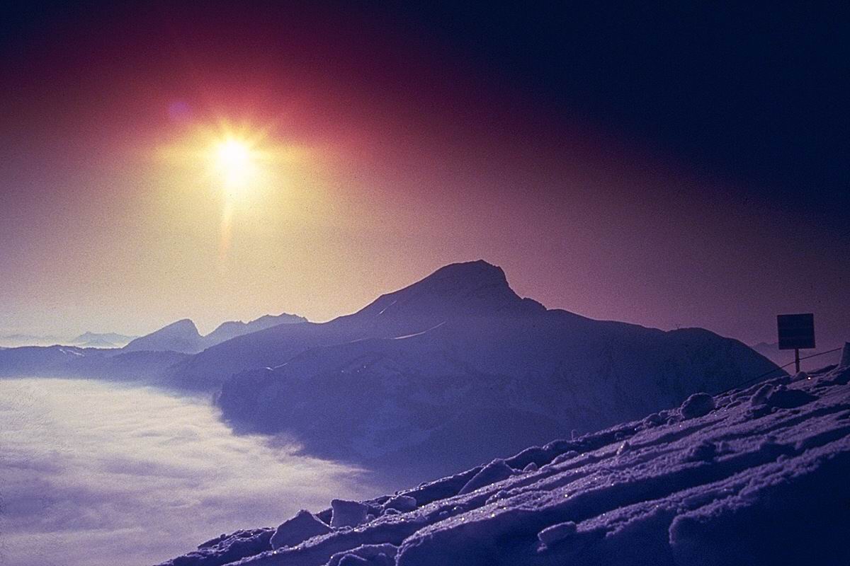 Фотография солнца с вершины снежной горы