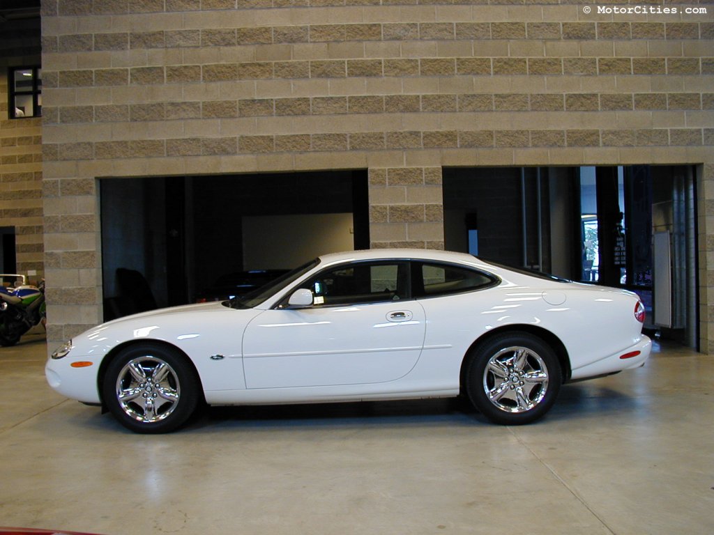 JAGUAR XK8 WHITE .jpg