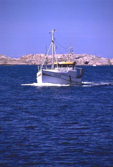 Снимок рыболовной лодки в море