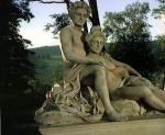 Живые мужчина и женщина изображающие скульптуру