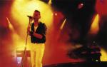 Поющий Дэвид Гаан на одном из концертов depeche mode