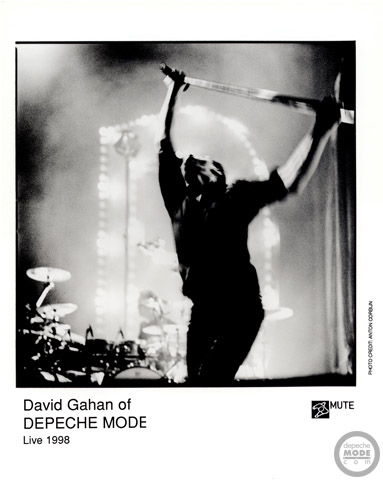 Фотография солиста группы depeche mode сделанная Антоном Корбайном