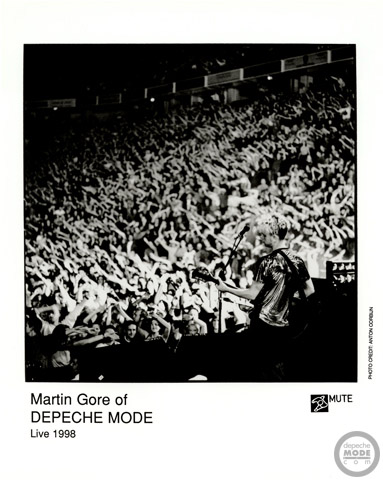 Фотография зала на туре группы depeche mode 1998 года песня Never let me down again