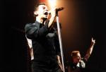 забавное концертное фото с солистом группы depeche mode