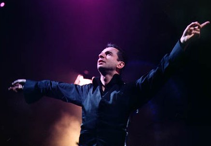 Дэйв Гаан на концерте depeche mode в роли дирижера