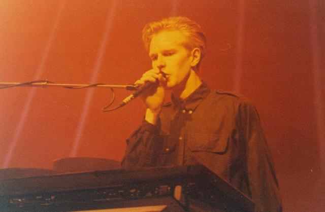 фотография Энди Флетчера на концерте группы depeche mode