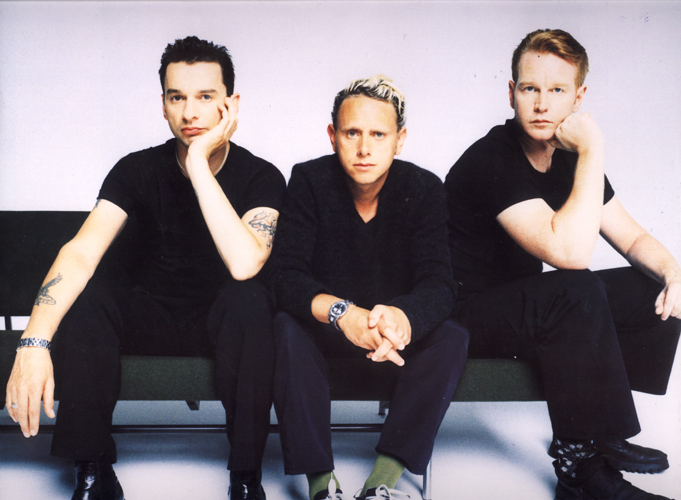 фото участников группы depeche mode сидящих на диване