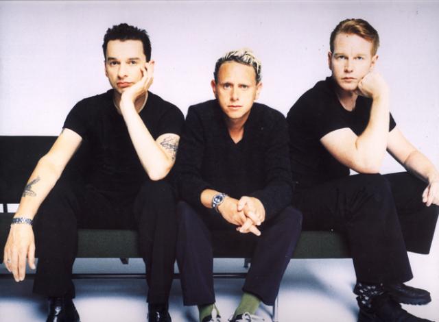 фото участников группы depeche mode сидящих на диване