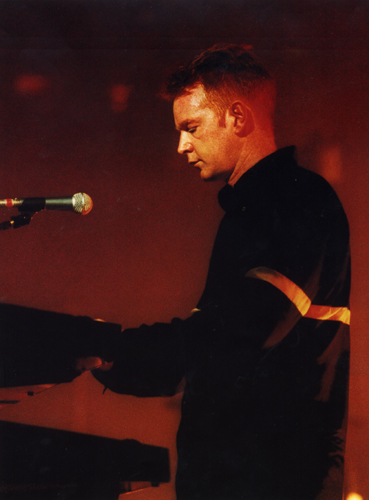концертное фото участника группы depeche mode Энд Флетчера