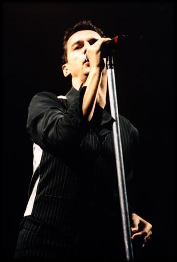 концертное фото фронтмена группы depeche mode