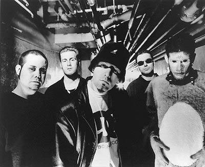 Черно-белое фото группы Limp Bizkit