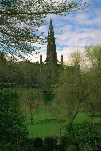 Вид на парк и готическую церковь