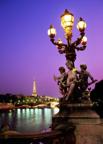изображение Эфелевой башни в Париже