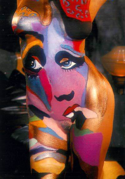 Женское лицо на женском теле в абстрактном стиле