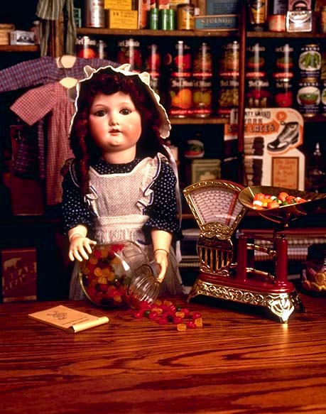 Картинка - кукла-продавщица в магазине