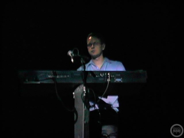 фото Энди Флетчера на концерте за синтезатором
